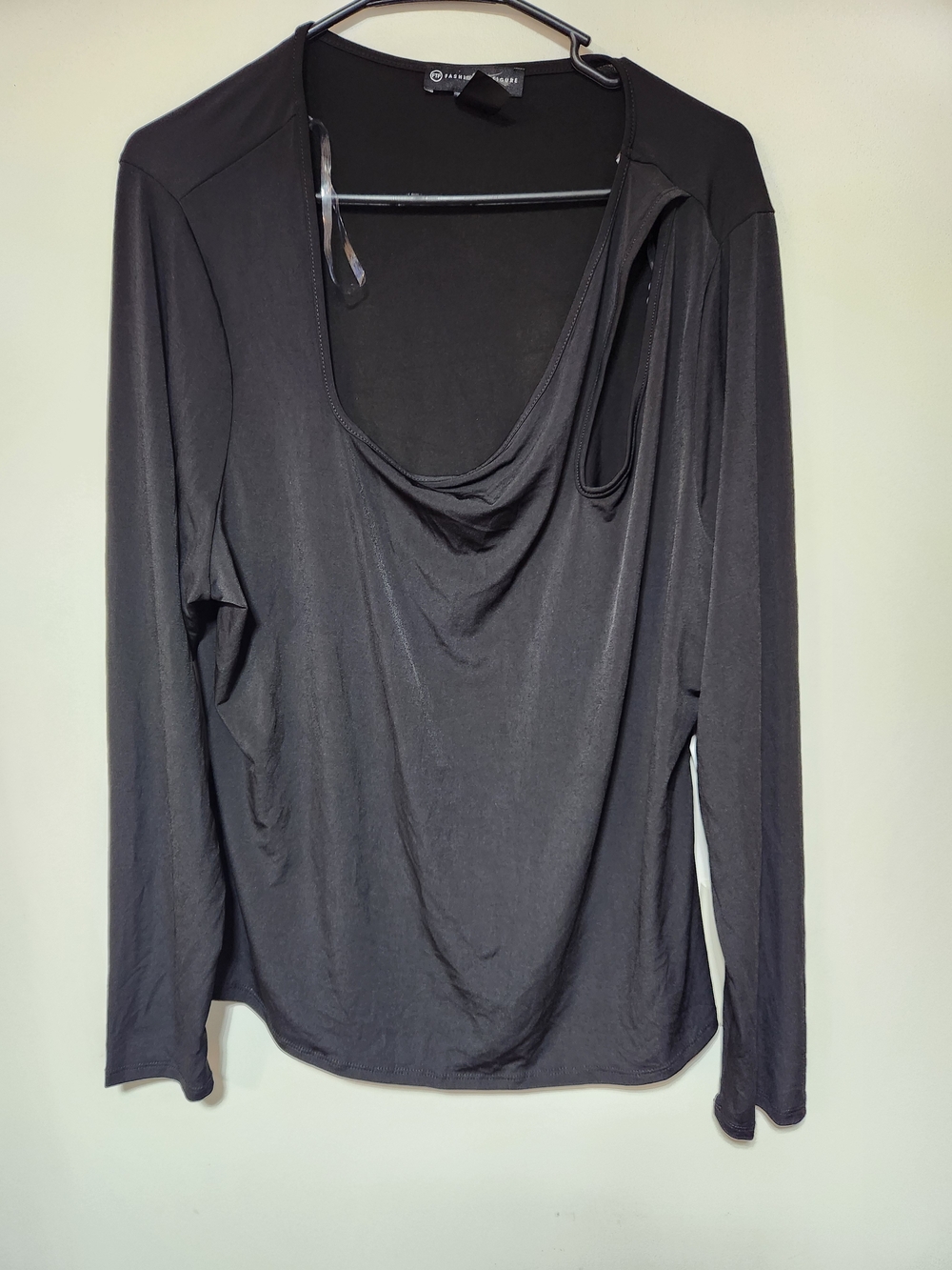 Fashion to Figure Black Cut Out Ivy Fitted Long Sleeve Top Size 3 NWT
